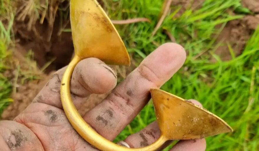 Золоту знахідку мало не переплутали з молочною кришкою